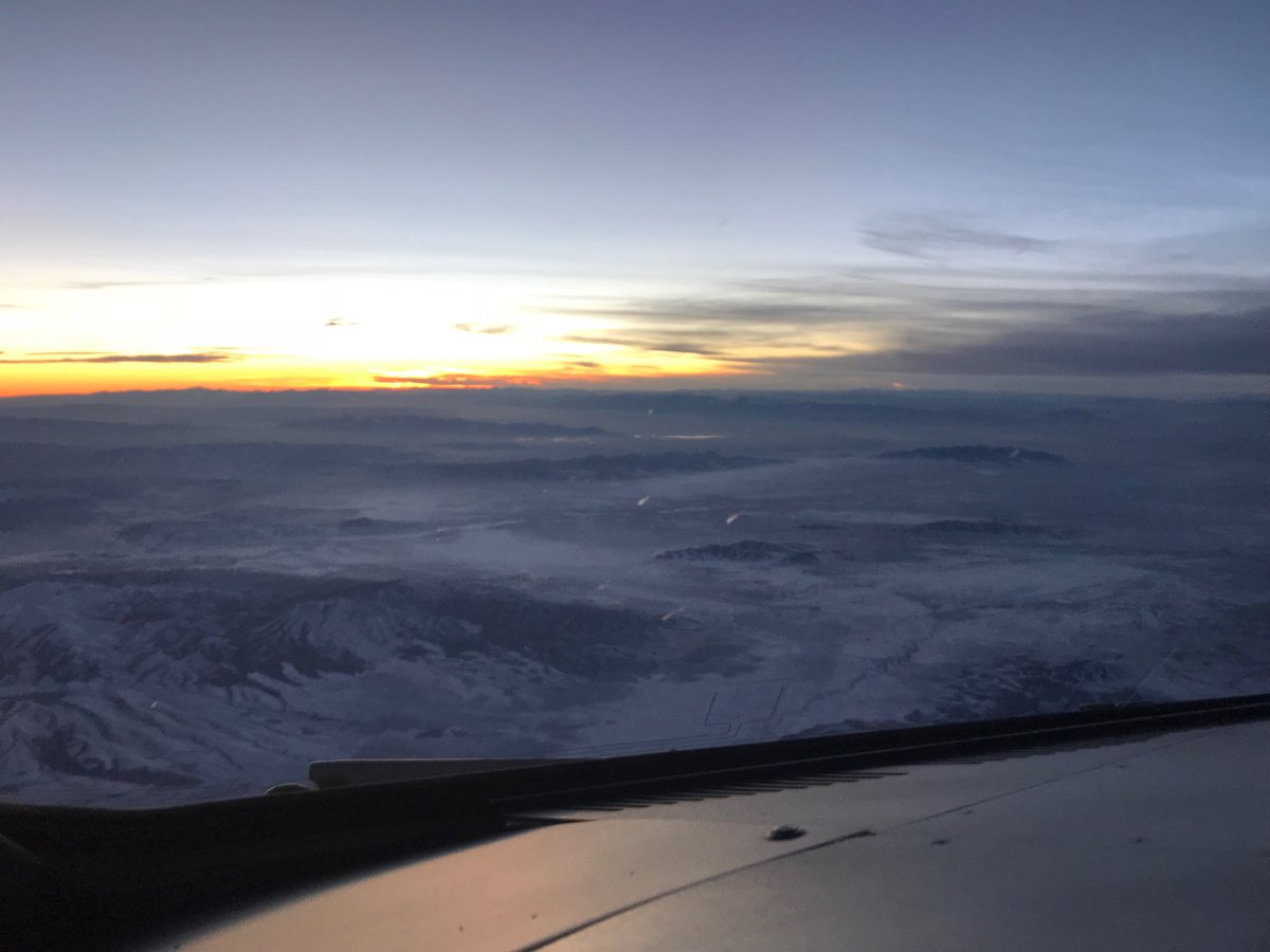 fromtheleftseat's tweet image. Beautiful flight ⁦@slcairport⁩ - ⁦@PHXSkyHarbor⁩ yesterday evening! 😀 #pilotviews #sunsets #pilotlife #AAView #Airbuspilots #A320
