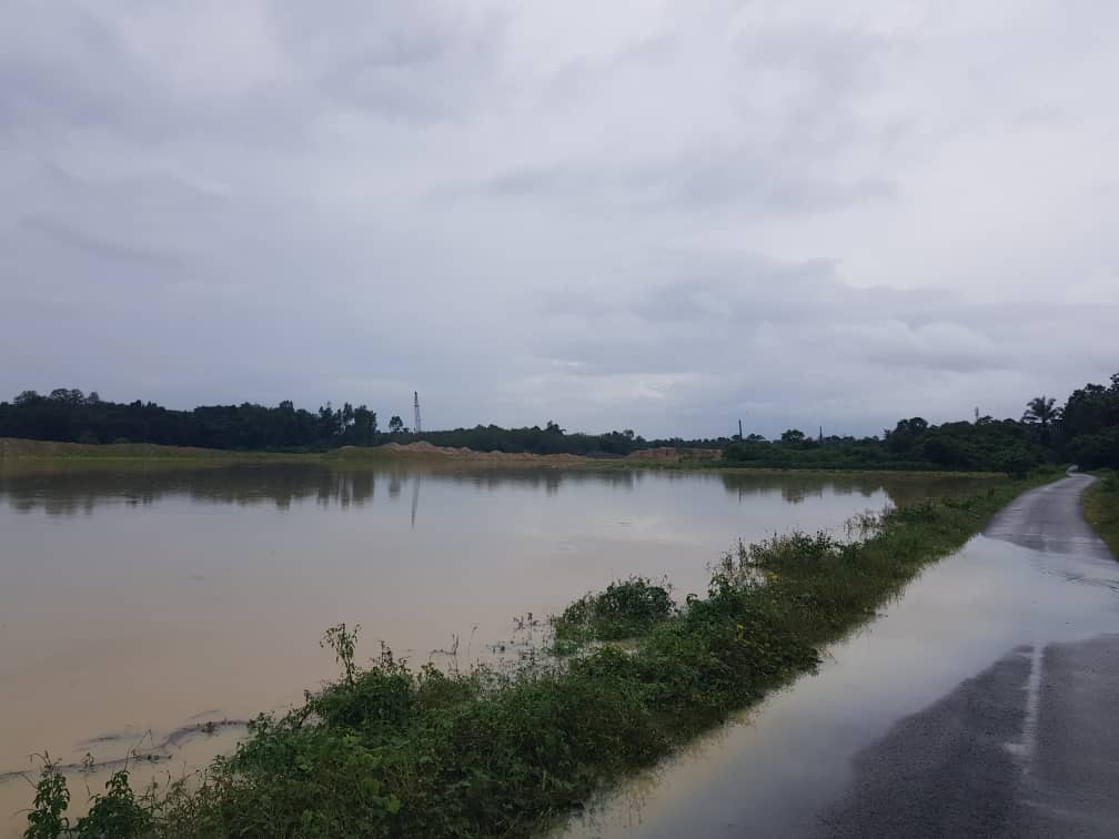 Awal disember cuaca tak menentu di kelantan. Kadang2 Pagi panas dan petang hujan. Kadang pagi hujan dan petang panas. Now pertengahan disember cuaca menentu...hujan sepanjang masa. Tiada matahari kelihatan...
Kerja2 pembinaan tak dpt dilakukan.!