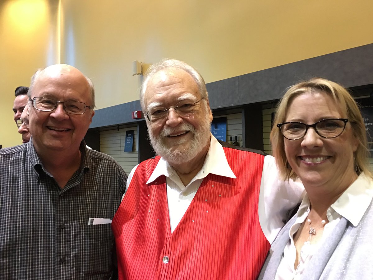 How fun to run into VO pro Lori Furth ⁦@SpotOnVO⁩ at a Holiday concert today to hear VO pro Rich Owen ⁦<a href="/GetRichVO/">Rich Owen</a>⁩ perform with Masters of Harmony ⁦<a href="/MOHtune/">Masters of Harmony</a>⁩ at the Carpenter Center in Long Beach. What a great show!!