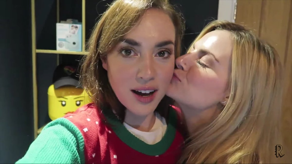 001Vyer's tweet photo. @RoseEllenDix @Roxetera "Babe was it really difficult for you to wipe my vagina? Really?" 🤣🤣🤣🤣what aa awesome conjoined jumper challenge couldn't stop laughing lol luv you Roses 2 the moon &amp; back ❤❤🤗🤗💋💋😍😍👭🌈🌈 https://t.co/e3pn715osN