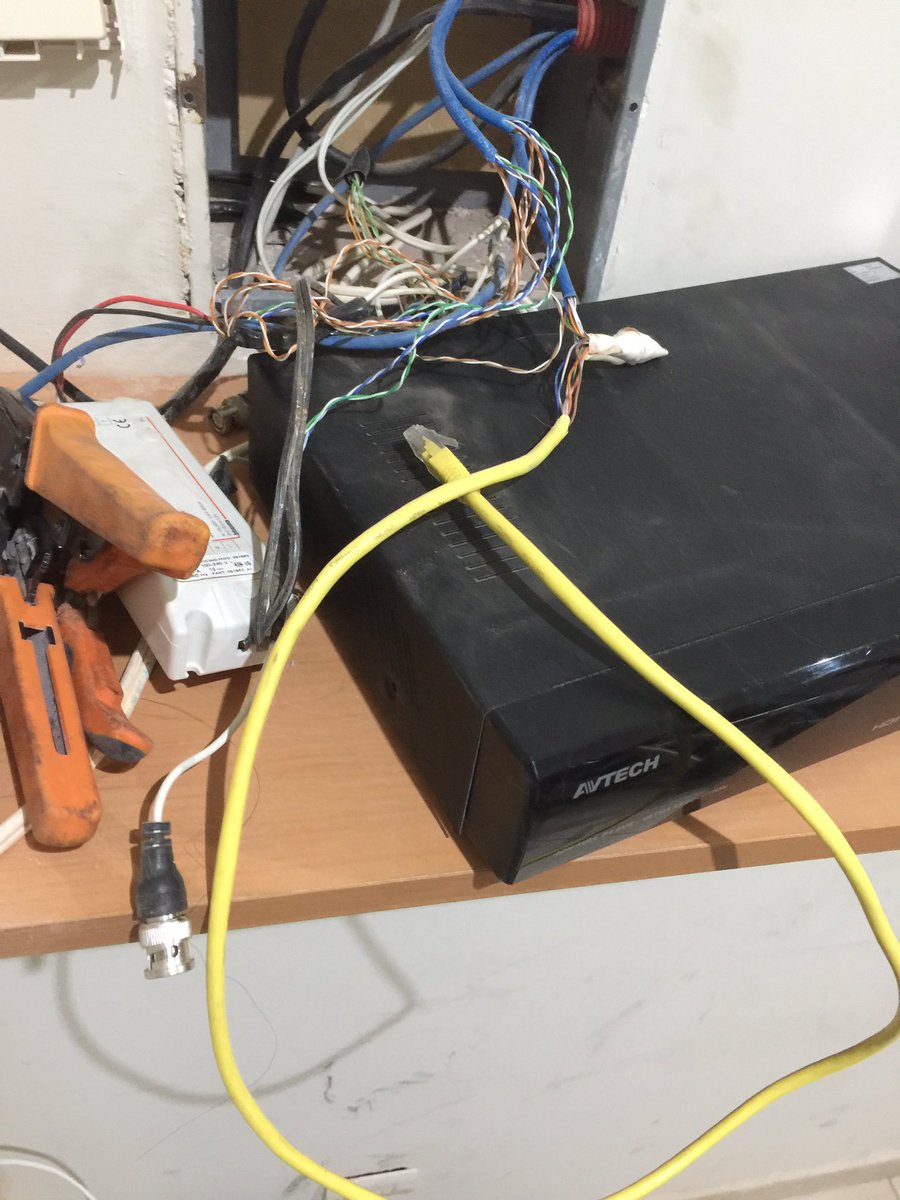 limpiotucompu's tweet photo. Cuando unes un cable de red para internet o para video (cámaras) pierdes calidad y transferencia de información. Solicita que tus instalaciones en tu casa u oficina sean de excelente calidad. #LimpioTuCompu https://t.co/kmDE2AXesD