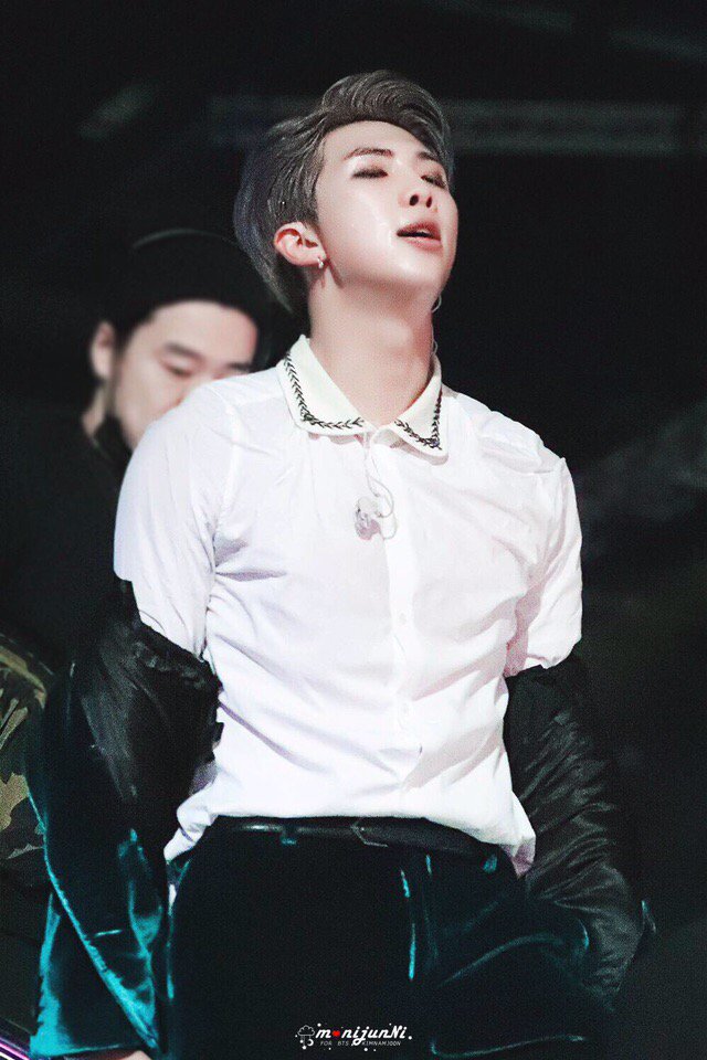 fanni_mi's tweet photo. В последнее время он офигел, с этими секс-фоточками😍💜💜
#RM #BTS #LoveYourself https://t.co/ivIMkMZHIb