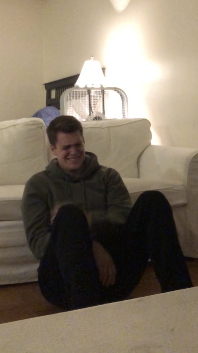 CaucasianJames's tweet photo. that should be me holding ur hand 😔

that should be me making u laugh 😭 https://t.co/TLnmToScsm