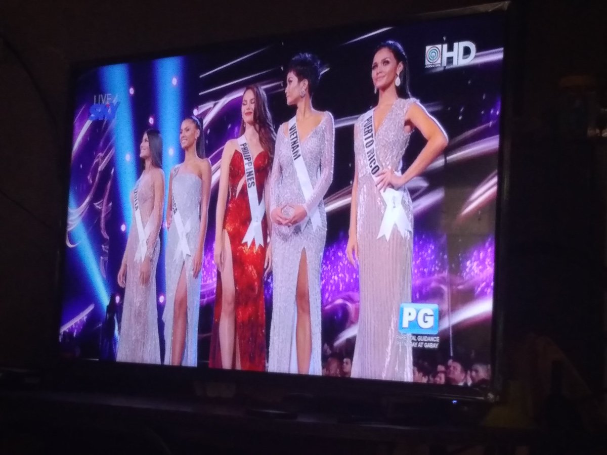aproculo's tweet photo. Nasa gitna ang reyna! 

#MissUniverse 
#MissUniversePhillipines 
#CatrionaGray https://t.co/hlKZVcSyeC