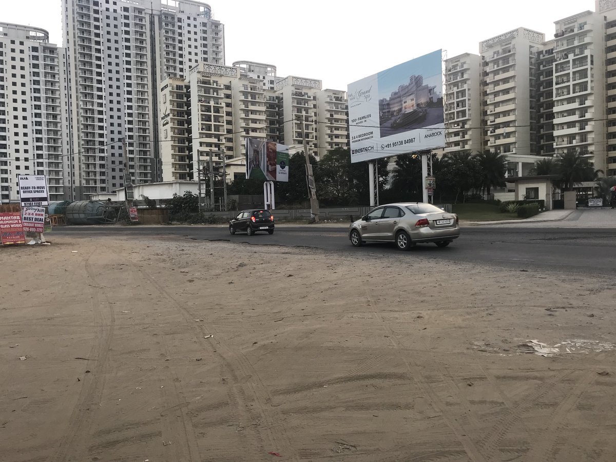 Praveenmalik86's tweet photo. @cmohry @DevelopNewGgn के प्रयासों से @GurugramMDA द्वारा #NewGurugram के मेंन सेक्टर रोड़ 81-82 कि मरम्मत की जा रही है,जिसमें कल #BestechAnanda society के सामने एक किसान ने अपनी ज़मीन होने और हक़ ना का दावा कर,काम रूकवा दिया, @RaoNarbir @DEEPAKKAHUJA @achlendra @Shubhrapant_TOI https://t.co/Oi3HBTxOju