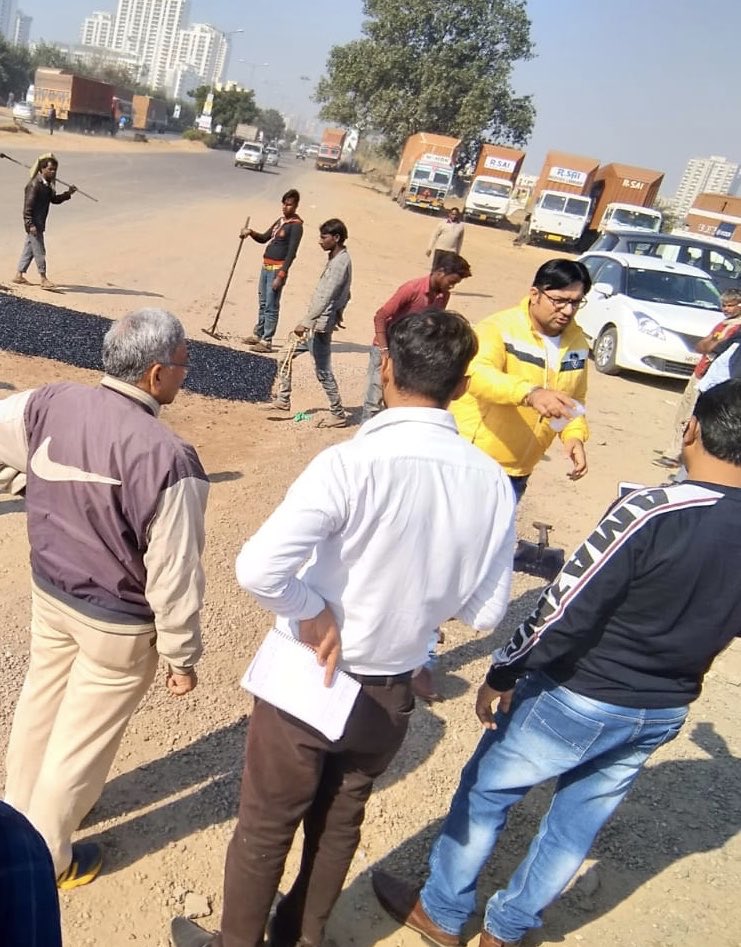 Praveenmalik86's tweet photo. @cmohry @DevelopNewGgn के प्रयासों से @GurugramMDA द्वारा #NewGurugram के मेंन सेक्टर रोड़ 81-82 कि मरम्मत की जा रही है,जिसमें कल #BestechAnanda society के सामने एक किसान ने अपनी ज़मीन होने और हक़ ना का दावा कर,काम रूकवा दिया, @RaoNarbir @DEEPAKKAHUJA @achlendra @Shubhrapant_TOI https://t.co/Oi3HBTxOju