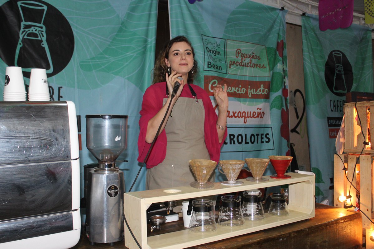 EfrainAragon_'s tweet photo. Clase, muestra y degustación de la Escuela Oaxaqueña del Café a cargo de Kathryn Helen Sable, quien mostró la técnica de preparado expreso. https://t.co/VuAHOD7i9E