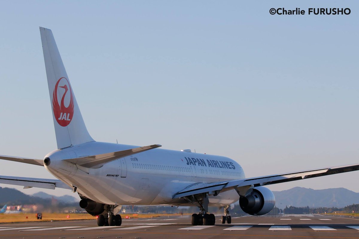 Japan Airlines Jal 今日は 飛行機の日 なのでももとえりがお気に入りの飛行機の写真を ﾟ どぞ ﾟ ﾟoﾉ ﾉ ッﾟ ﾟ 1903年のこの日 ライト兄弟が初飛行に成功した日だそう 飛んでる姿も後ろ姿もカッコイイ T Co Icvydeouji