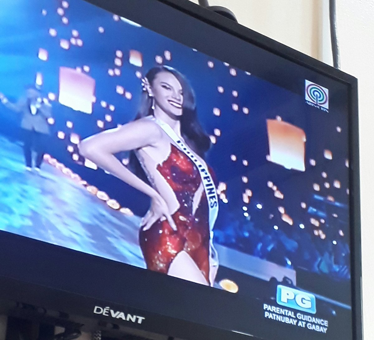 _rrrennn's tweet photo. #MissUniverse2018  #MissUniversePhilippines 

Dress says it all, Red for the win 🖒😁 https://t.co/yHyFQYDOg8