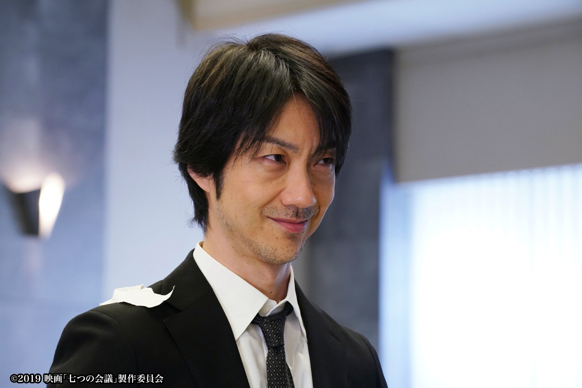 ট ইট র 映画 七つの会議 登場人物 八角民夫 野村萬斎 さん 七つの会議 の舞台となる 東京建電 営業一課の万年係長 入社当時敏腕営業マンだったらしいが いまはどこの会社にも一人はいる 所謂 ぐうだら 社員である 会議中にも堂々と寝る