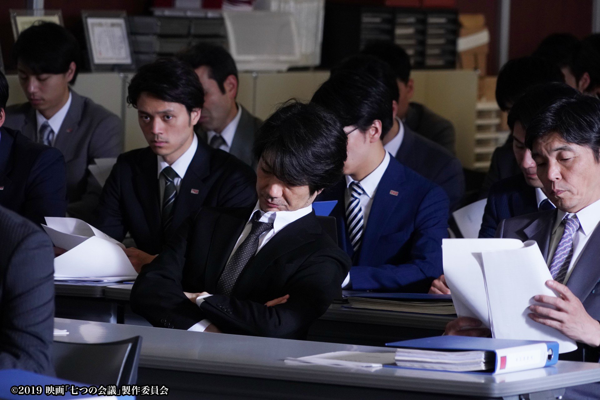 ট ইট র 映画 七つの会議 登場人物 八角民夫 野村萬斎 さん 七つの会議 の舞台となる 東京建電 営業一課の万年係長 入社当時敏腕営業マンだったらしいが いまはどこの会社にも一人はいる 所謂 ぐうだら 社員である 会議中にも堂々と寝る