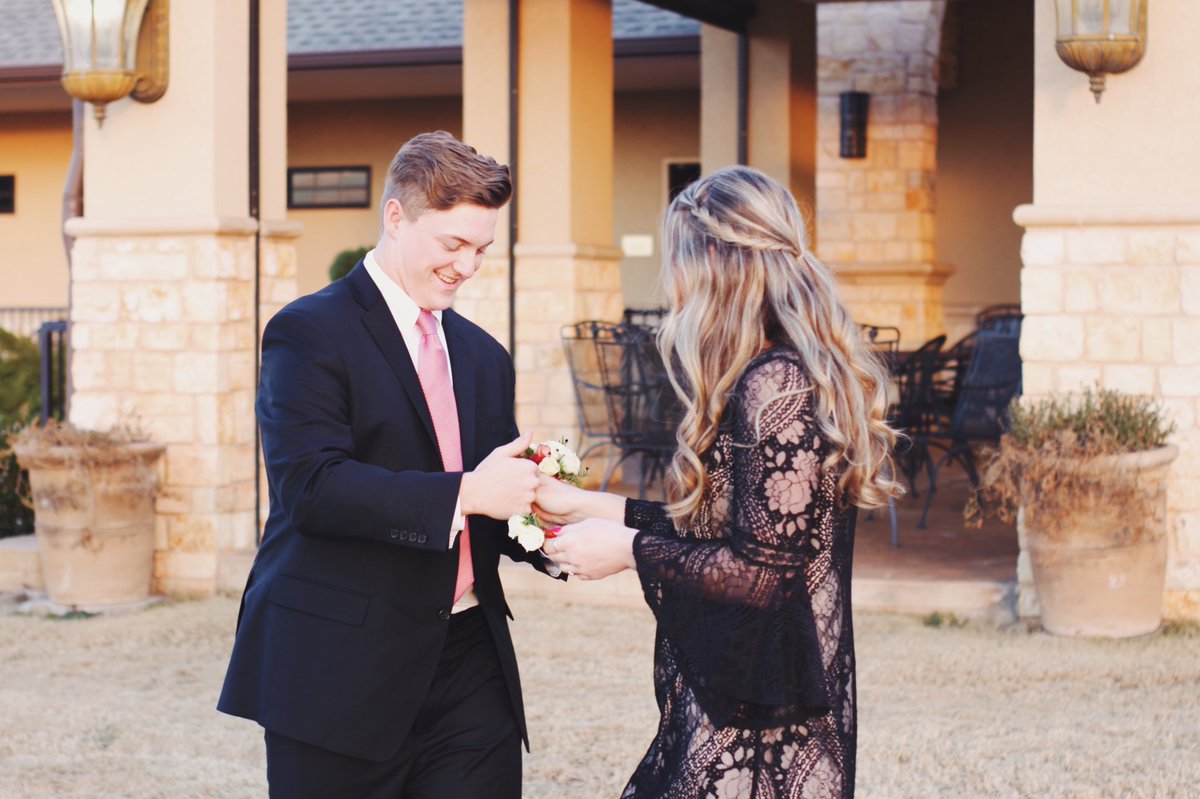 ryliefarr7's tweet photo. winter formal part 2 ❤️ https://t.co/iaZdrJL8am