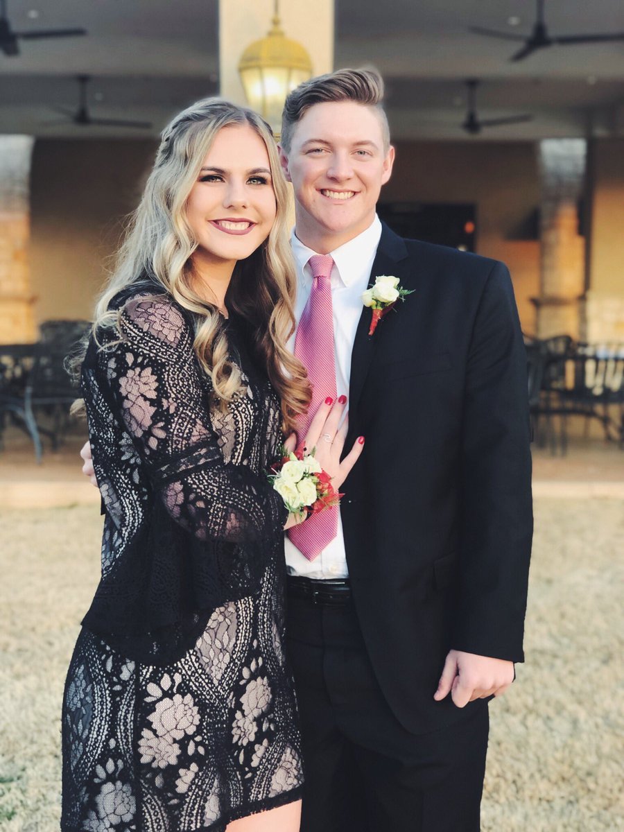 ryliefarr7's tweet photo. winter formal part 2 ❤️ https://t.co/iaZdrJL8am