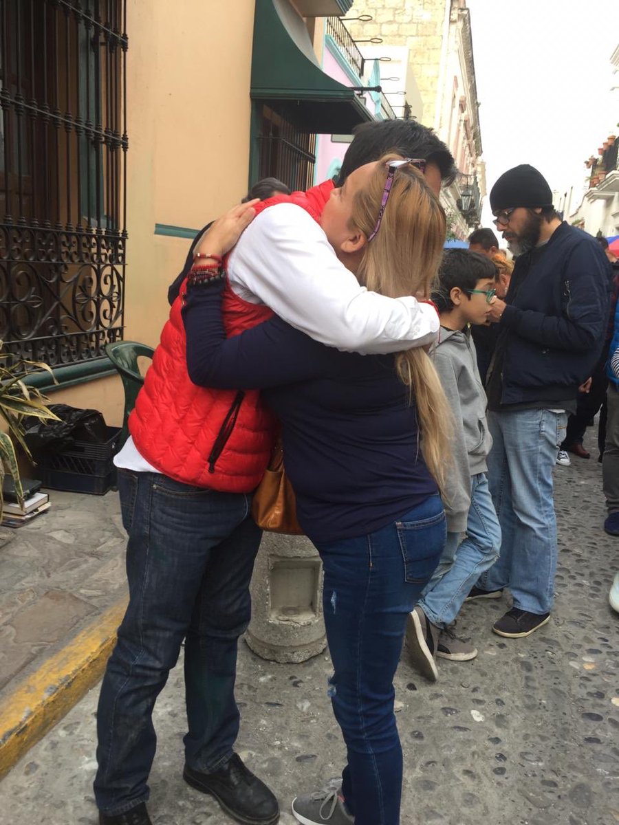 elpatozambrano's tweet photo. “Corredor del arte, barrio antiguo, monterrey NL”. 
Trabajaré intensamente por la cultura, por los artistas y artesanos regiomontanos, los publicitaremos y apoyaremos como jamás antes, viven olvidados por las autoridades. Esto cambiará de inmediato! https://t.co/fpHXPy6b3i