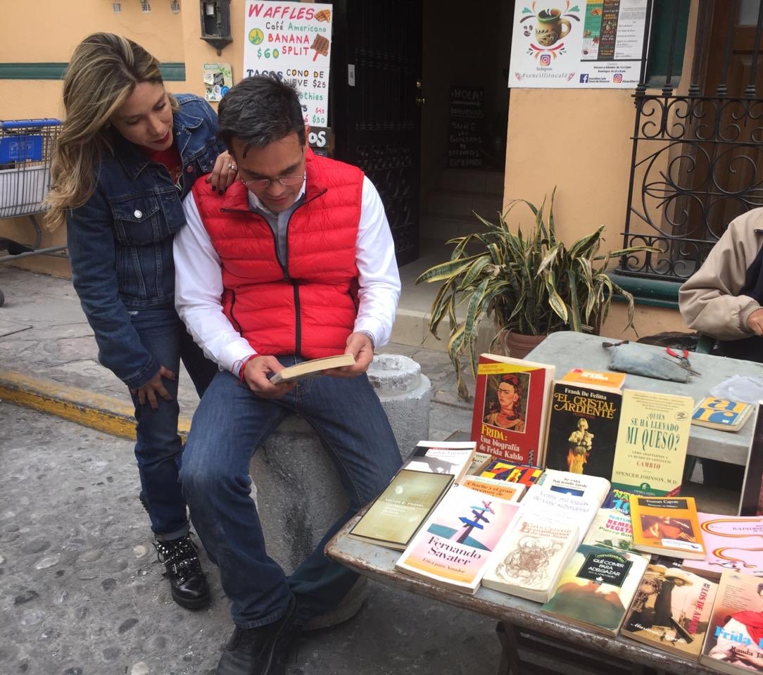 elpatozambrano's tweet photo. “Corredor del arte, barrio antiguo, monterrey NL”. 
Trabajaré intensamente por la cultura, por los artistas y artesanos regiomontanos, los publicitaremos y apoyaremos como jamás antes, viven olvidados por las autoridades. Esto cambiará de inmediato! https://t.co/fpHXPy6b3i