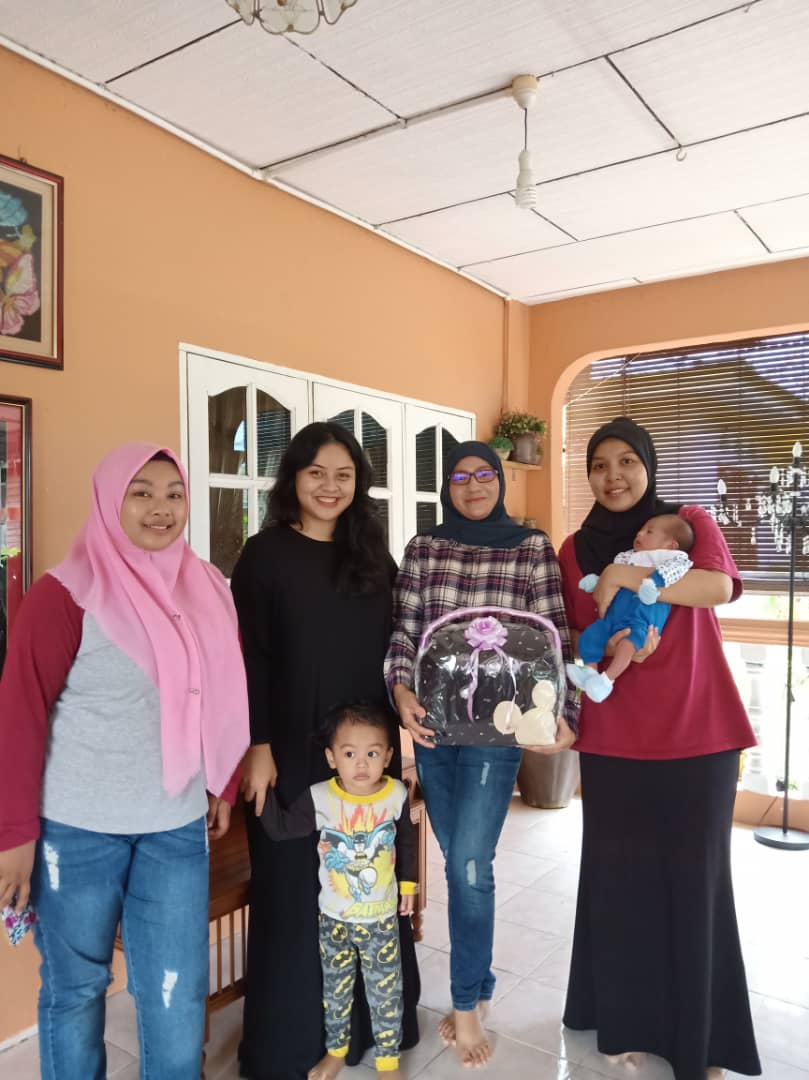 PKuale's tweet photo. PROGRAM ZIARAH KASIH PUTERI PEDULI 
------------------------------------------------------
Tarikh : 16 Disember 2018.

Ketua Puteri bersama AJK Bahagian Kuala Kangsar ziarah Puteri Cawangan yang telah menyambut kelahiran bayi dan menyampaikan hamper barangan bayi. 
#puteripeduli https://t.co/9EnIbZhR5C