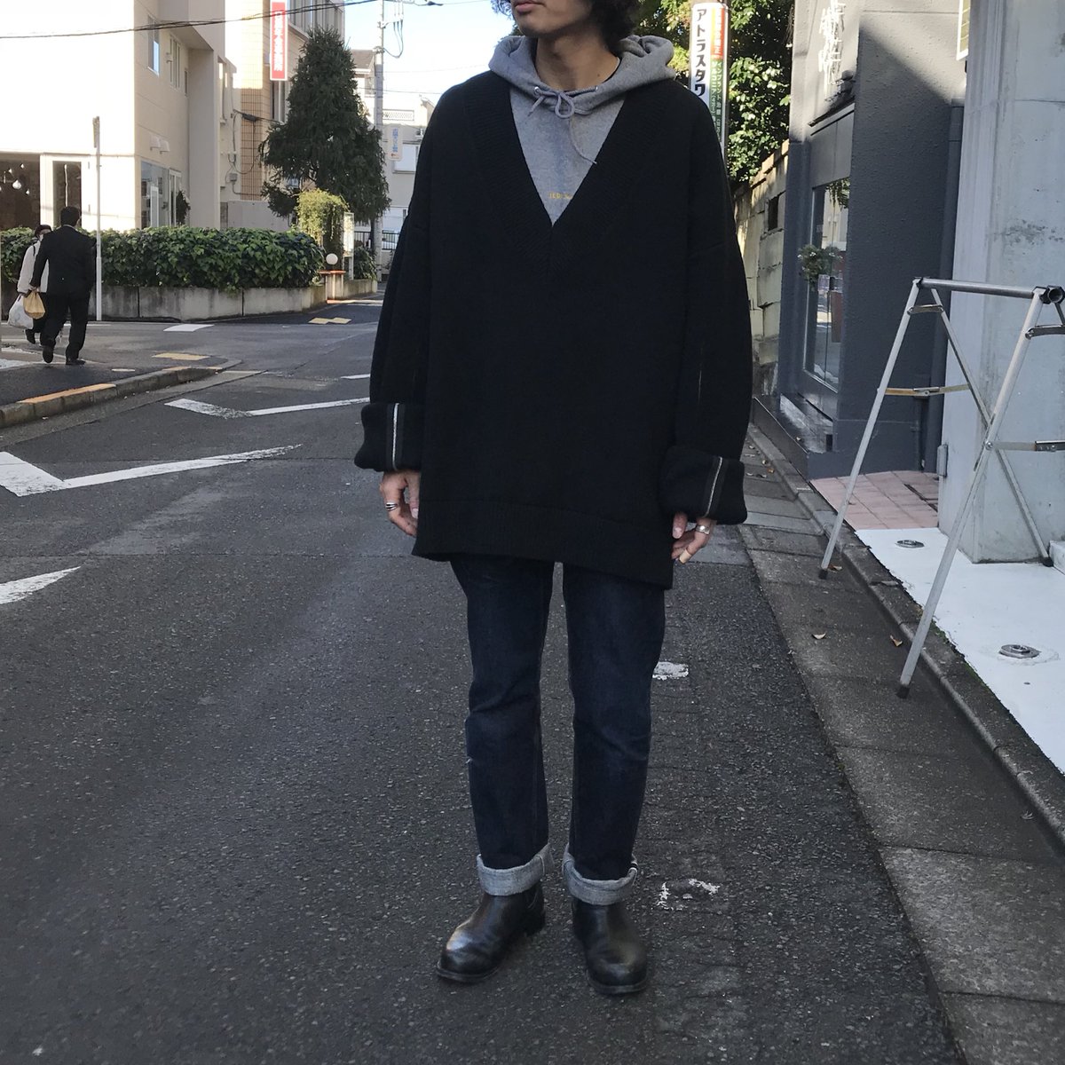 UNUSEDのジップニットは、袖口から大きく施されたジップが特徴的です 