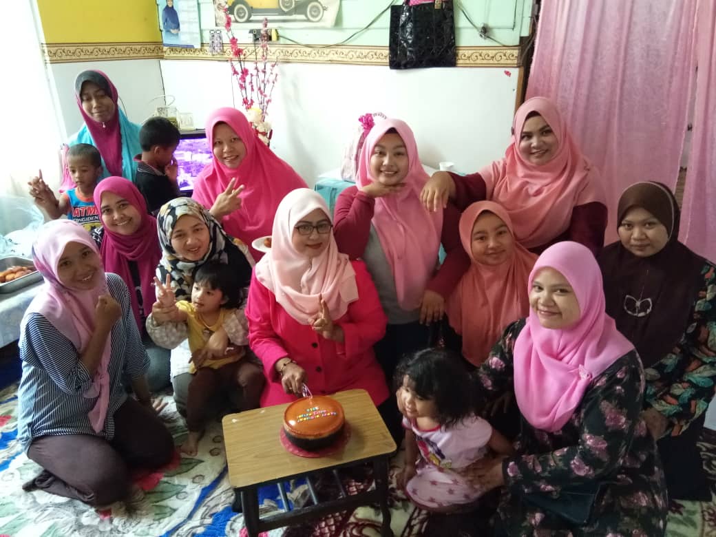PKuale's tweet photo. PROGRAM SEMBANG SANTAI PUTERI PEDULI
--------------------------------------------------------
Tarikh : 16 Disember 2018 
Ketua Puteri bersama AJK Bahagian Kuala Kangsar menghadiri Program Sembang Santai Puteri Umno Cawangan Talang Hilir dan beramah mesra dgn ahli puteri yang baru https://t.co/Jm4jSSH944