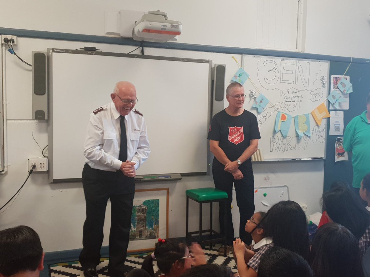 3En presenting their project #WECAN to Major Hilton Harmer &amp; Bruce Chapman of the <a href="/salvationarmy/">The Salvation Army</a> to distribute the care packages they made to some of the >400 homeless people in Sydney.