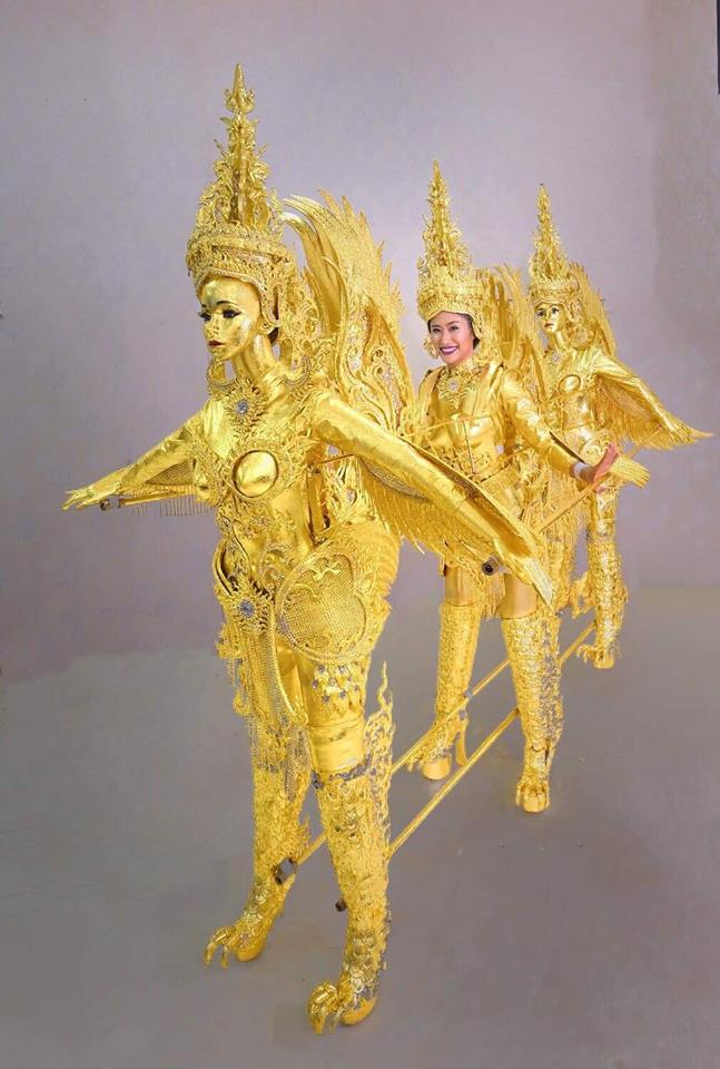 toxic_sun1111's tweet photo. 2 ชุดประจำชาติที่ออกแบบโดยคนไทย ชุดธารน้ำใจสู่ประเทศลาว เป็นชุดประจำชาติลาว ที่ชนะการประกวดในปีนี้ ผู้ออกแบบคือ คุณคำภีร์ อลังการ และ ชุดประจำชาติเนเธอร์แลนด์ โดย คุณวิภาพร มั่นพรหม แรงบันดาลใจมาจากภาพวาดกระเบื้องผนัง Delft blue  #MissUnivers2018  #MissUniverse https://t.co/7aGGigqbAK