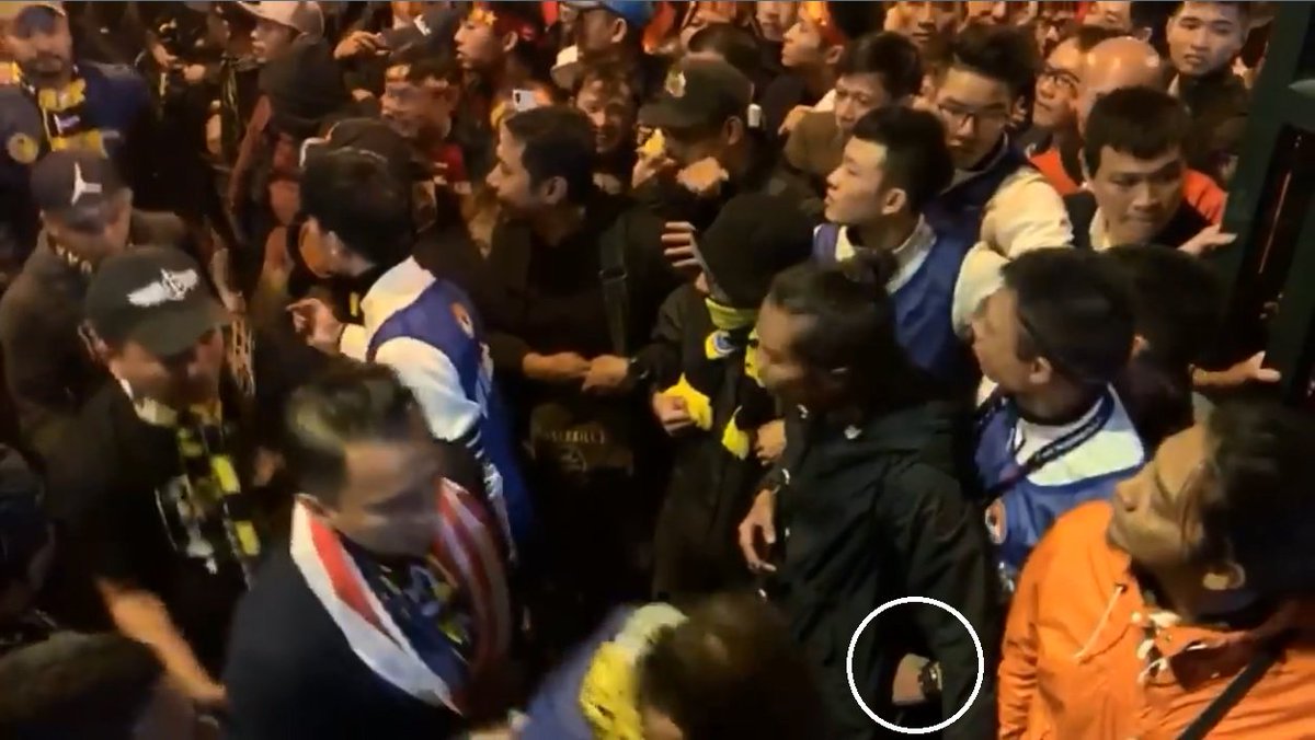 RimauXI's tweet photo. Hi VFF @AFFPresse is this one of your staff caught on video trying to pickpocket a Malaysian fan? https://t.co/nmTuyWto2m