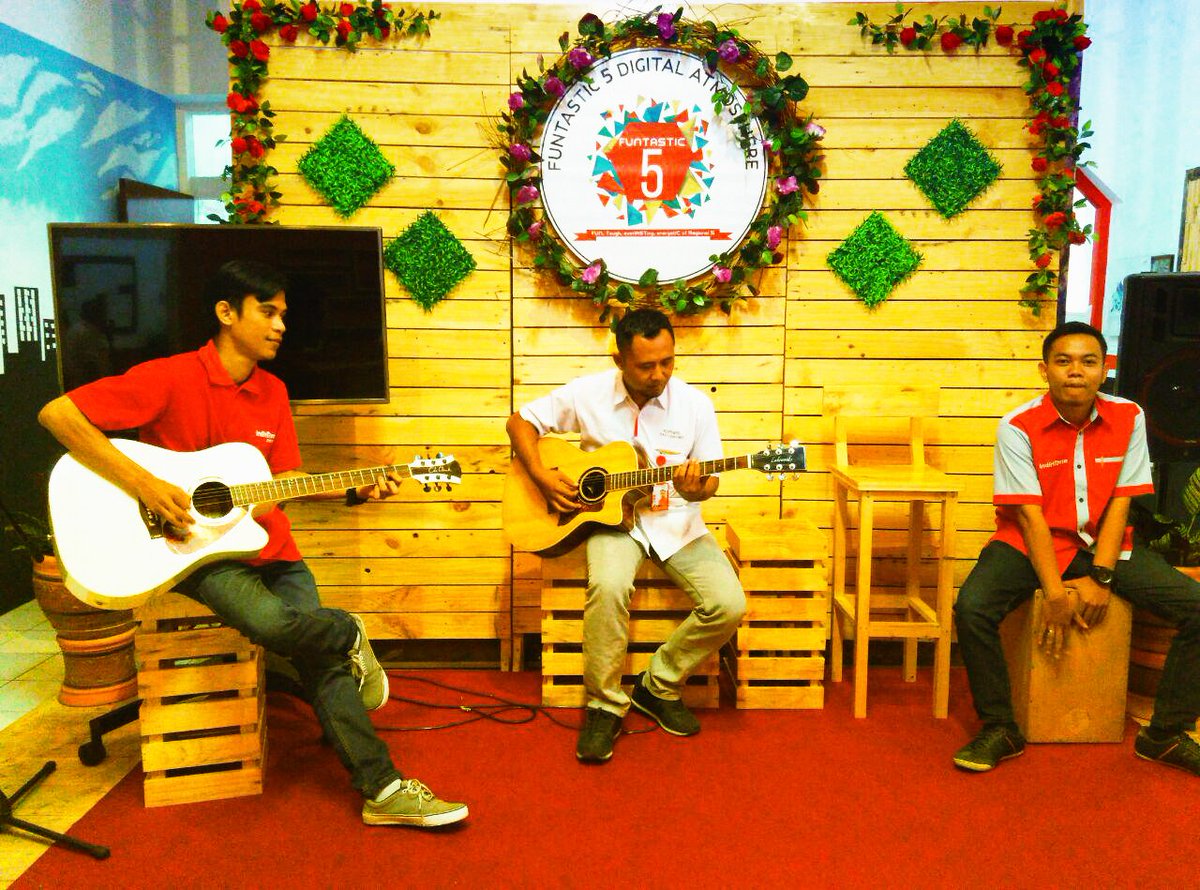FdaKandatel's tweet photo. #TelkomFuntastic5 #BRIGHTTR5 #JRTREG5 Penyemangat pagi sebelum turba pelanggan di FDA Banyuwangi @parwi66  @_funtastic5_ https://t.co/wnZvjFdCN3