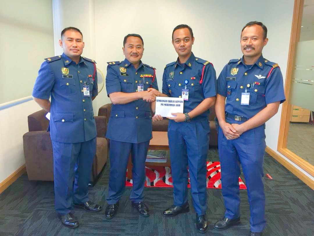 ABPMWUtara's tweet photo. Serahan sumbangan ikhlas PB Muhammad Adib, oleh PB Ahmad Muzammil &amp; PB Muhammad  Noor Amim mewakili ABPM Wilayah Utara kepada PgKB I Mohd Zaidi Bin Maat, Bahagian Korporat Ibu Pejabat JBPM pada pagi ini.
@KP_bombaJBPM 
@PKP_KorpJBPM 
@rizalbomba
@bombaJBPM https://t.co/WocChx2G4N