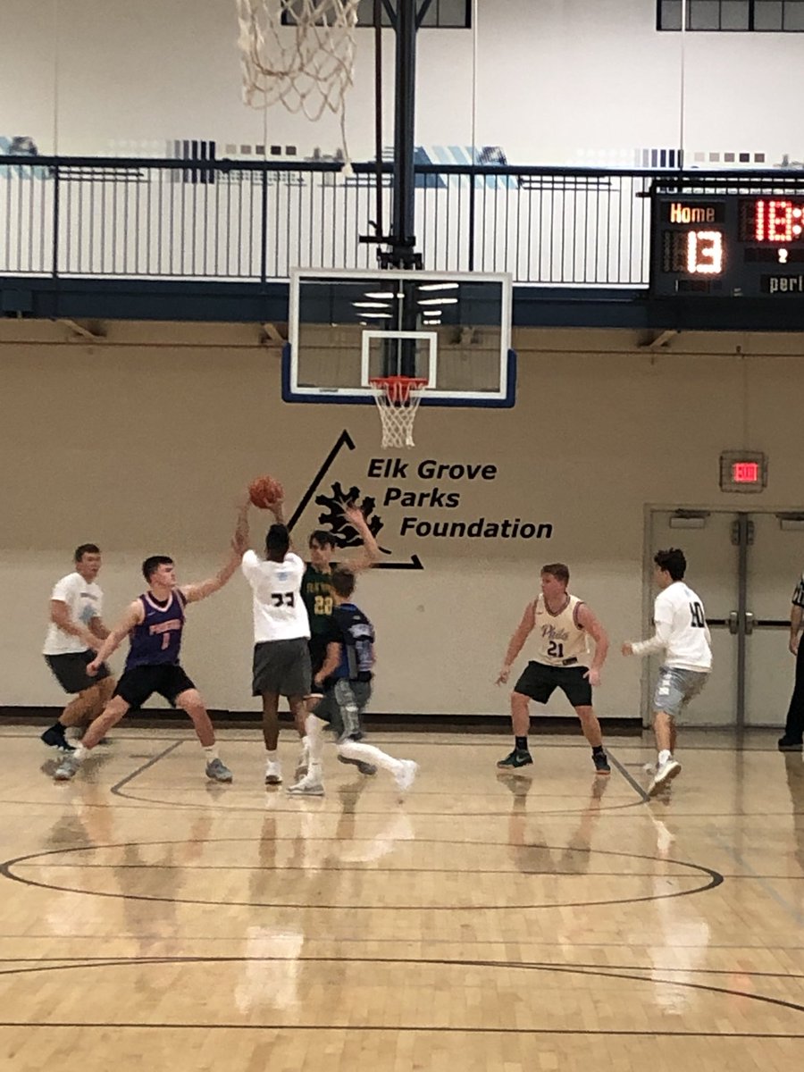 SnowmenHoops's tweet photo. Snowmen lose a close one today! Strong performance by Arek Showtime tonight! Boys look to bounce back after this holiday break! #SomonePleaseContainKretzer #AlwaysIcedOut ❄️☃️ https://t.co/DquSybpGpR