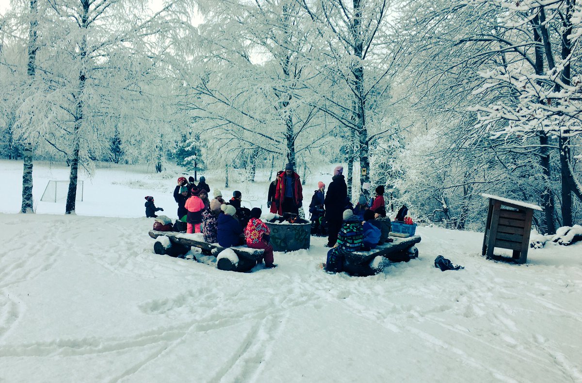 Utedag <a href="/Tegelhagen/">Tegelhagens skola</a> vi överraskar eleverna med pinnbröd och varm saft #friluftsliv #solskol #sollentuna