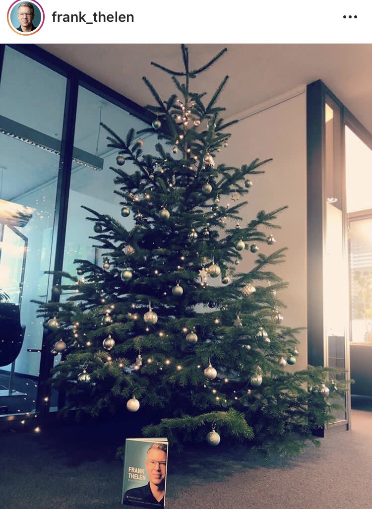 MarkusSuedwitz's tweet photo. Weihnachtswimmelbild: 
Frank Thelen hat hier eine Kaufempfehlung versteckt. https://t.co/azAbfxPynp