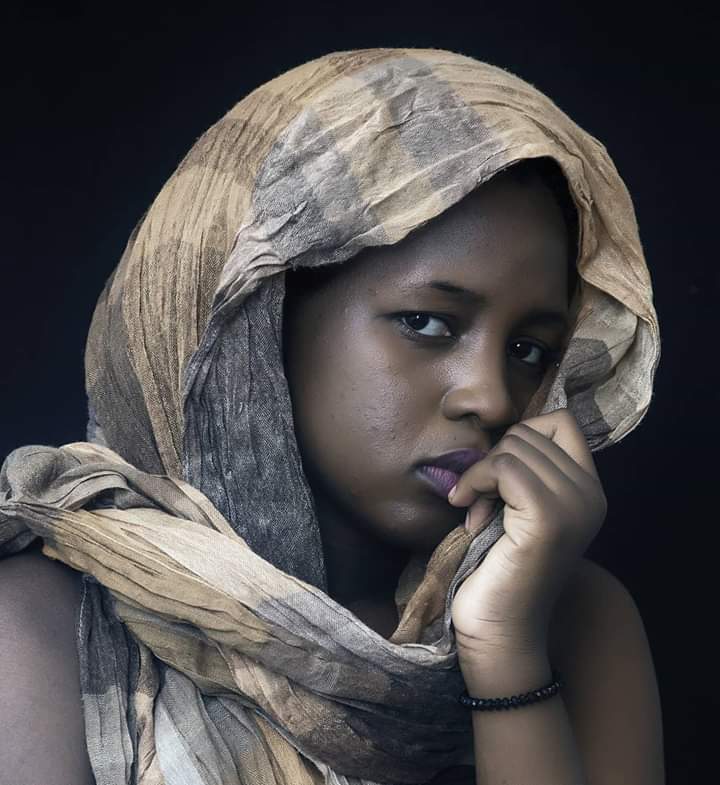 elitemedianiger's tweet photo. Bonne semaine à toutes et à tous !
#StudioPortrait
Modèle : @lira_louve 
Photo: @boubamagagi https://t.co/Xy0fuNYqiz