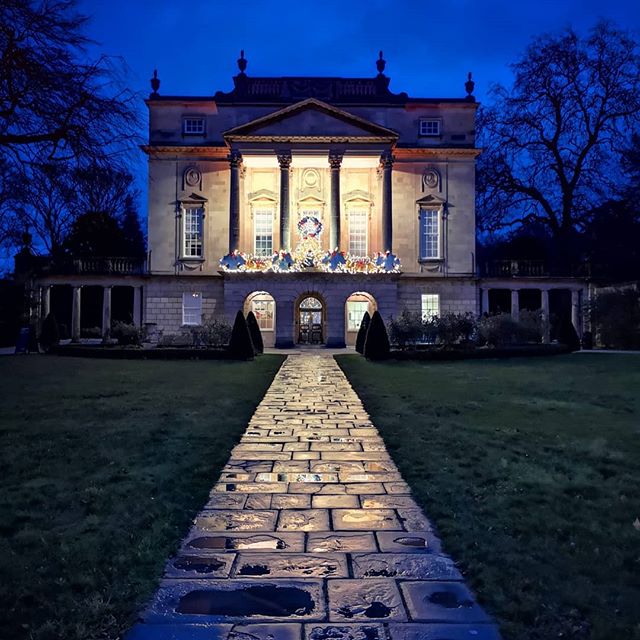 The Holburne Museum located in Sydney Gardens has been decorated beautifully for the festive season. Even in this miserable weather, we couldn't help but stop and appreciate it this evening.#holburnemuseum #sundaywalk #estateagent #whiteleyhelyar #beautifulbath #igersbath