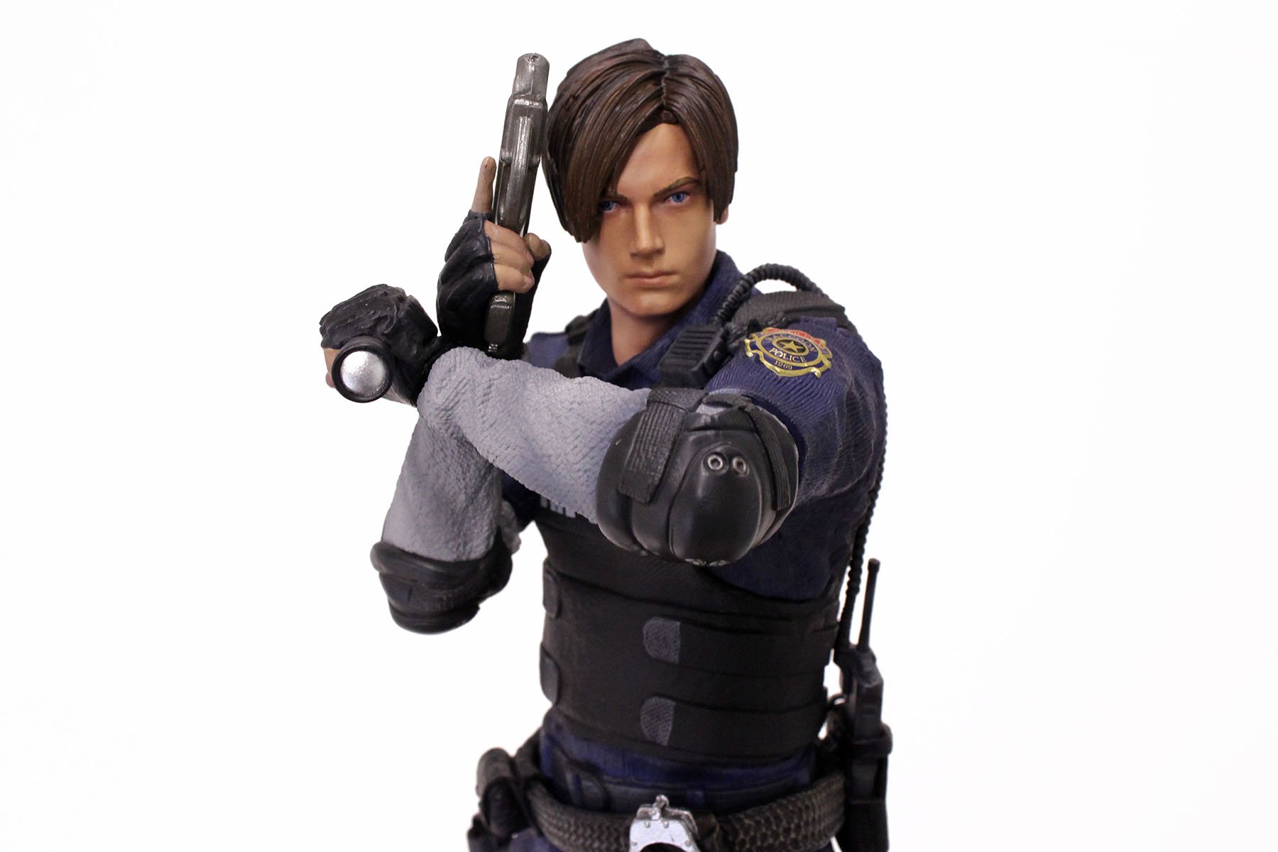 イーカプコン Biohazard Re 2 Collector S Edition に同梱されているレオン S ケネディの フィギュア 少しお借りできたのでパシャリ 円形の台座付きなので お部屋のいろんな場所に飾れますよ 師匠 T Co Xgj45lwdk3 T Co