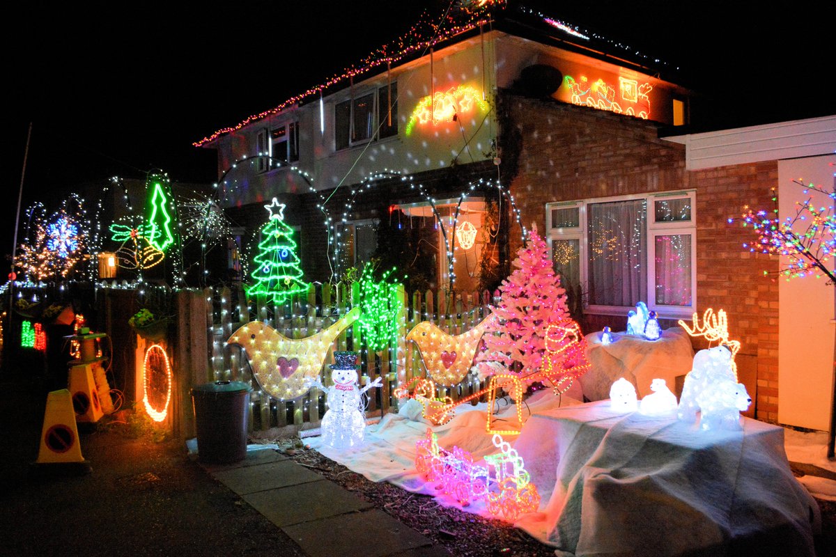 #FABULOUS Grove Road, #Christmas lights switch on. #Congratulations to the wonderful Amanda West and all the amazing folk in the street. Bucket collectors did a fine job for @macmillannfk <a href="/VisitCromer/">Visit Cromer</a> <a href="/ThisIsCromer/">This Is Cromer</a> @EnjoyCromer <a href="/norfolknatter/">Experience Norfolk</a> #Video here bit.ly/2GyOytZ