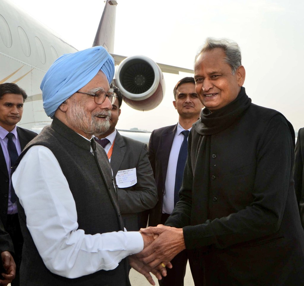 ashokgehlot51's tweet photo. Received Former PM Dr. #ManmohanSingh ji and Congress President #RahulGandhi ji at Jaipur airport earlier today.. https://t.co/B6kmcscXlC