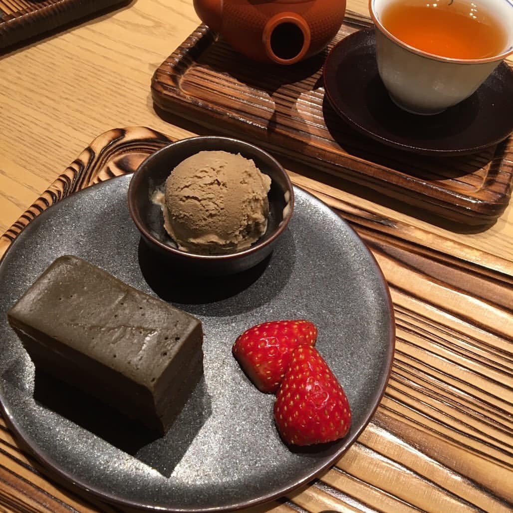 maaaaayukoo's tweet photo. おやつは
ほうじ茶とほうじ茶ケーキ🍰 https://t.co/DDgEjOUilR