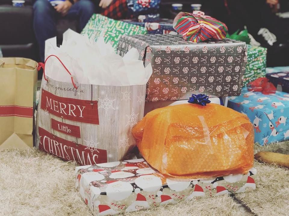 printworksapm's tweet photo. This the season! Spending the day celebrating the last year 🎁
#gifts #celebrate #holidays #printing https://t.co/M4BfeNCRd0