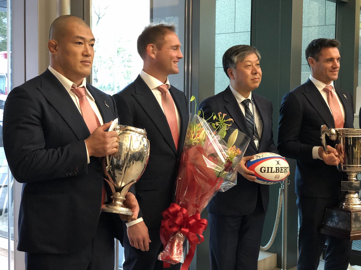 ট ইট র ラジオ関西広報担当のつぶやき 公式 ラグビー日本選手権で優勝した神戸製鋼 コベルコスティーラーズ 兵庫県警を訪れ 西川本部長に日本一を報告しました 写真は左から前川鐘平主将 アンドリュー エリス主将 西川県警本部長 司令塔のダン ট ইট র ラジオ関西広報担当のつぶやき 公式 ラグビー日本選手権で優勝した神戸製鋼 コベルコスティーラーズ 兵庫県警を訪れ 西川本部長に日本一を報告しました 写真は左から前川鐘平主将 アンドリュー エリス主将 西川県警本部長 司令塔のダン