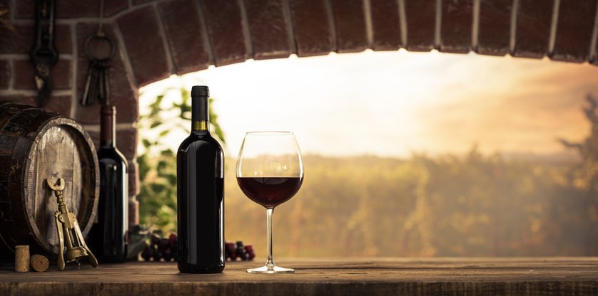 ¿Sabías que las visitas a bodegas y #museos de #vino han aumentado un 18% en #España? Según los datos recogidos por la Asociación Española de ciudades del Vino; la enología vive un momento de esplendor. Fuente: @hosteltur