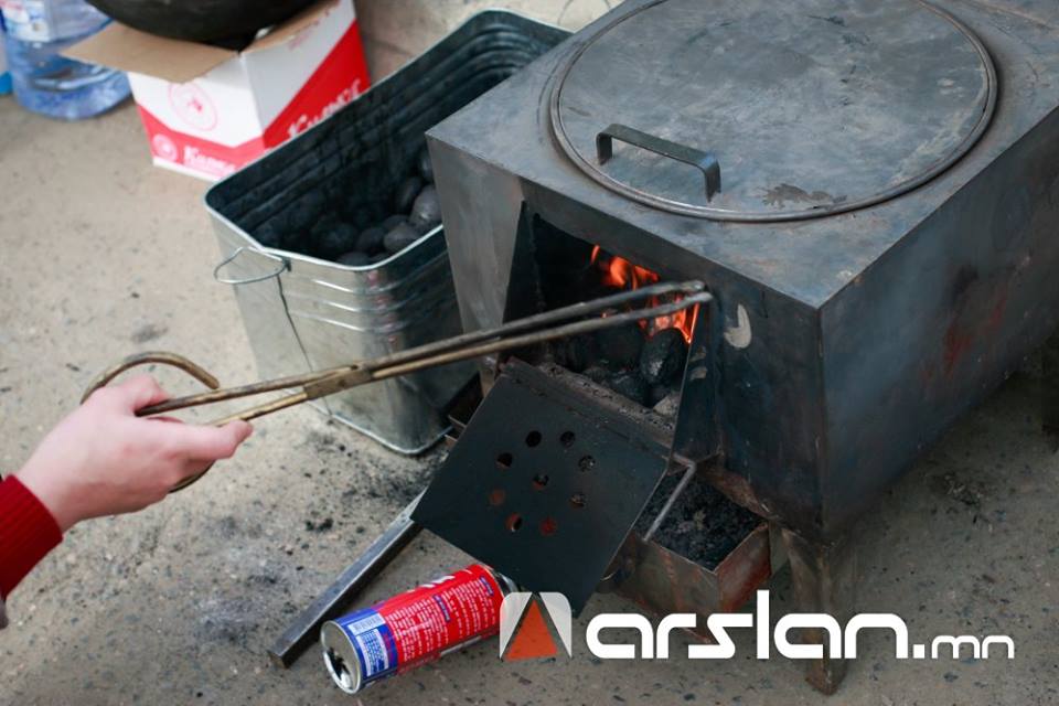 Утаанаас ангижрах хамгийн энгийн бөгөөд үр дүнтэй арга бол энэ Тавантолгойн шахмал түлш юм билээ. Тусгай зуух хэрэггүй, шаталт сайтай, тоос тортог гарахгүй, 25кг нь 3700 төгрөг гэсэн шүү. УБ-т хоёр үйлдвэр байгуулцан ажиллаж байгаам билээ. Нүүрс зарахаа болиод энийг зарвал