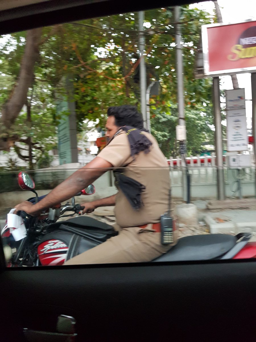 Ynionline's tweet photo. Rules are not for this Saamy Police kar 

#tnpoliceforu #RuleOfLaw #publicspeaking #Police https://t.co/Q78UOYhrP7