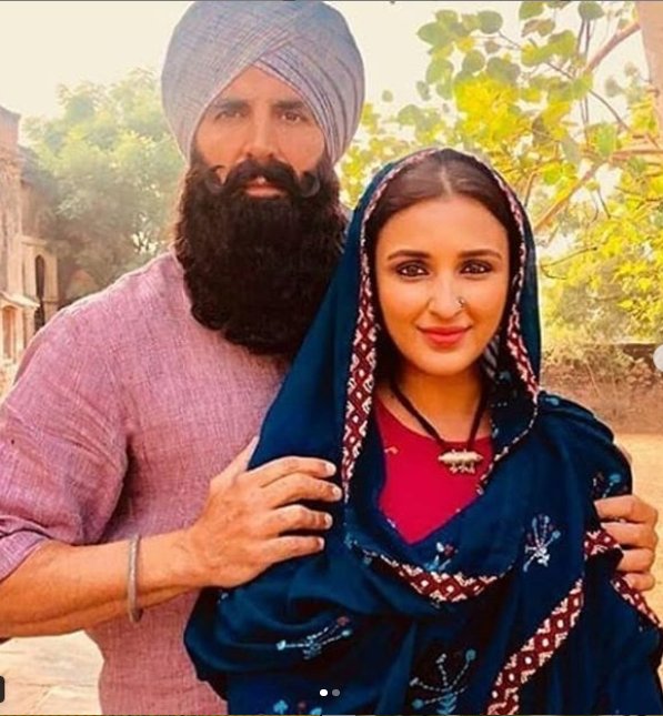 Gossipkigaliyan's tweet photo. Here is a first look of Parineeti Chopra and Akshay Kumar from new movie #kesari
@akshaykumar
@ParineetiChopra
Follow @Gossipkigaliyan for more gossip
.
.
.
.
.
.
#gkgmedia #gossipkigalliyan #gossip #gkg #parineetichopra #akshaykumar #dailygossip #upcomingmovie https://t.co/J1aLYvdLnv