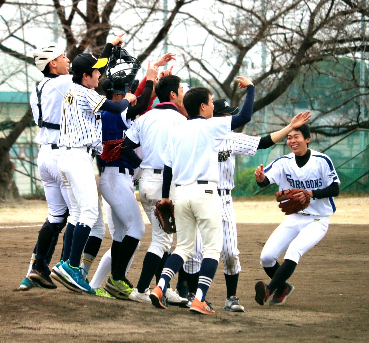2199takayu1's tweet photo. 2018年12月16日三好高校G
　　　　　　　　卒部試合

三年生
親子で
卒部試合。

お父さんたち
明日は体が
痛いかな？

#高校野球　#三好高校 https://t.co/5oeHMuwpwb