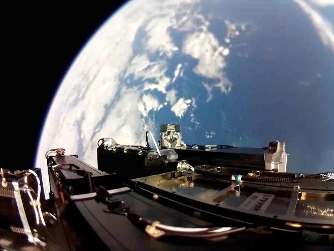 Matthieu_Compin's tweet image. La plus belle photo du week-end pour moi de la mise en orbite de #cubesat par @RocketLab 😍
 #ThisOnesForPickering