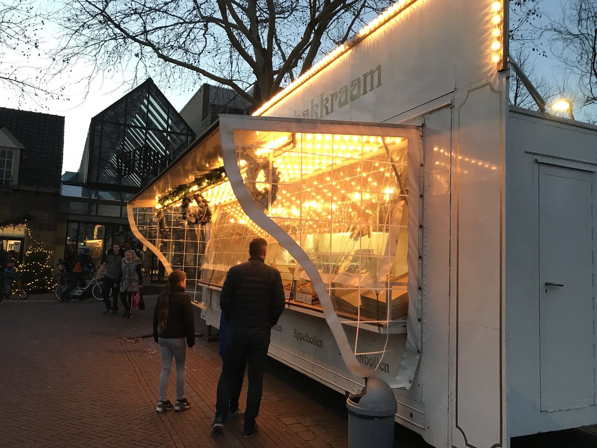 Heb jij al een overheerlijke #oliebol gescoord in onze kraam? We bakken ze nog krokant en bruin voor je tot en met oudejaarsdag! 

Tot ziens op de parkeerplaats bij de #VreeburgPassage!