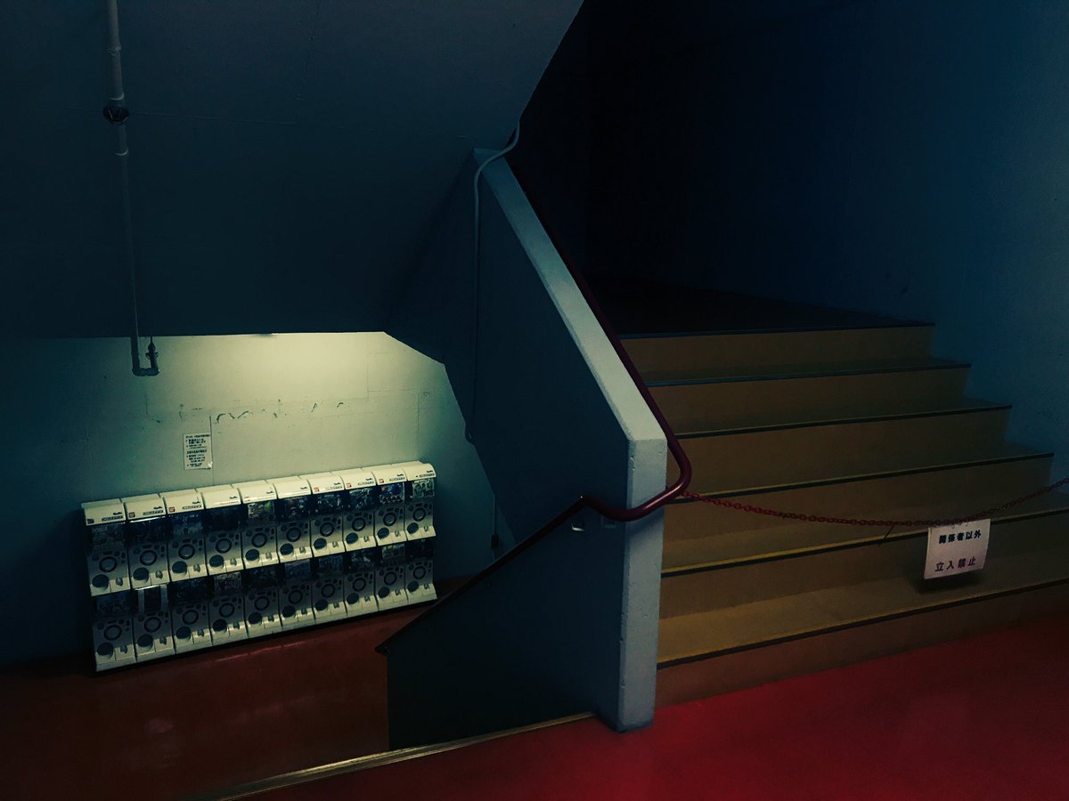 24 Comitia 𝐈𝟎𝟐𝐚 階段踊り場コーナーに無限にガチャガチャがある感じ懐かしいな 思って店の中巡ってたら 真っ暗な非常階段の踊り場にも無限にガチャガチャあって震え上がってる