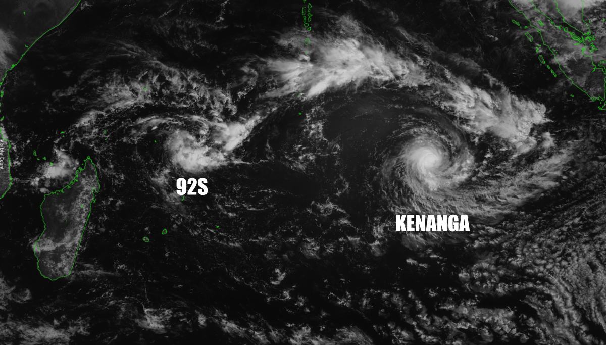 Cycloneoi's tweet photo. Océan Indien Sud : La tempête tropicale #KENANGA à droite et la probable future tempête CILIDA (92s) à gauche. https://t.co/zib7mNUElq