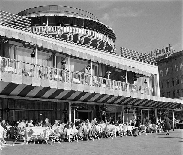 Heute vor 60 Jahren wurde der Neubau des „Café Kranzler“ am KuDamm eröffnet. Das von Hanns Dunstmann geschaffene Gebäude mit Rotunde und rot-weißer Markise wurde schnell zu einem Wahrzeichen der City West. #berlinfakt
