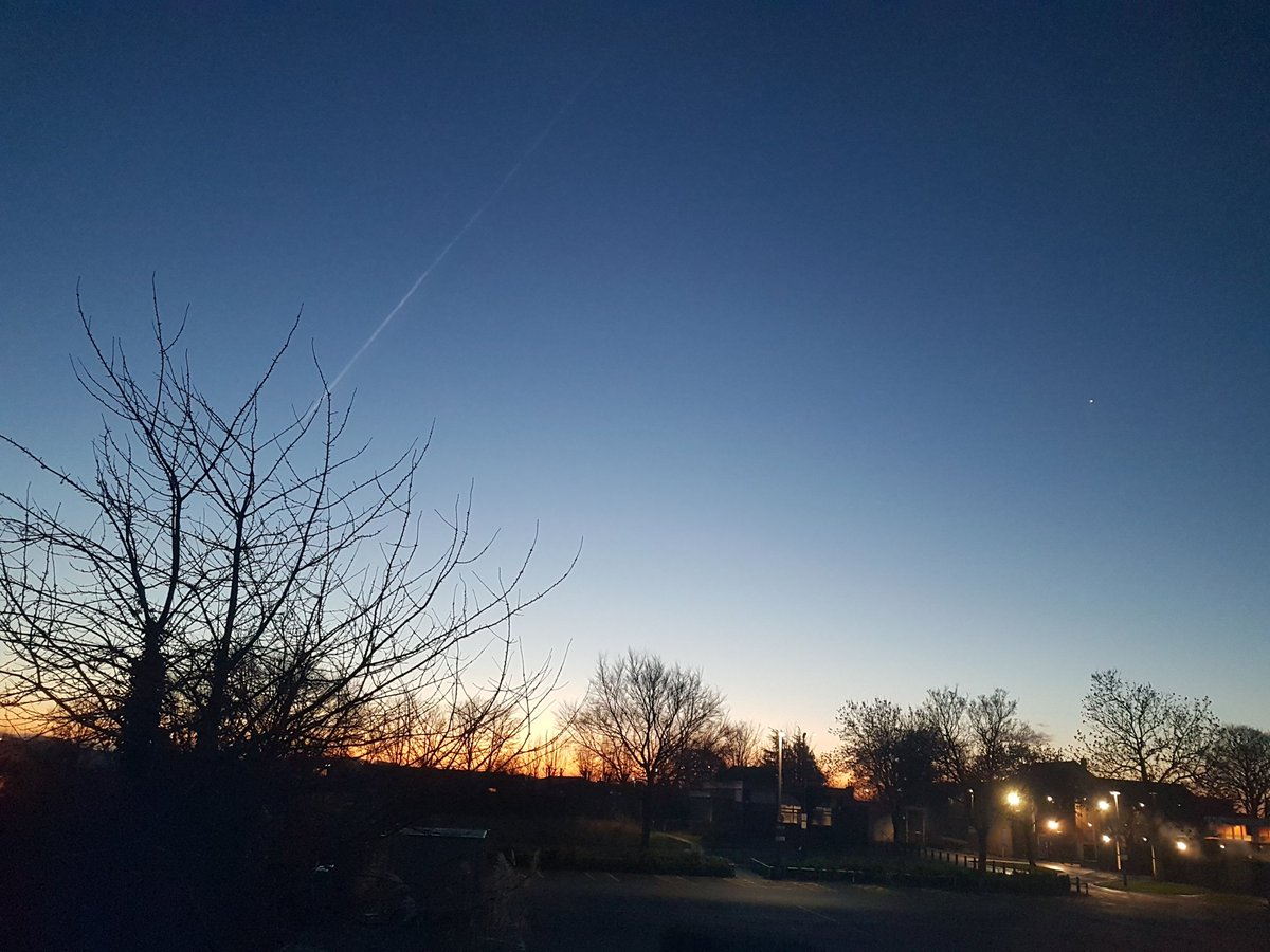 Alexrufc's tweet photo. Love staying up all night just to watch the sunrise #earlymorningphoto #sunrise #singlestar https://t.co/Ps0jdOnRXC