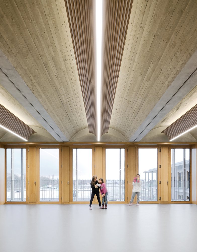 #kindcentrum #gebouwvoorkinderen #referentie #inspiratie: verschillende #materialen met een duidelijke vormentaal en een goed #lichtplan creëren een divers en toch samenhangend interieur door de verschillende ruimten. 

archdaily.com/900013/four-pr…
